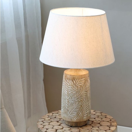Bordslampa med träbas och linneskärm