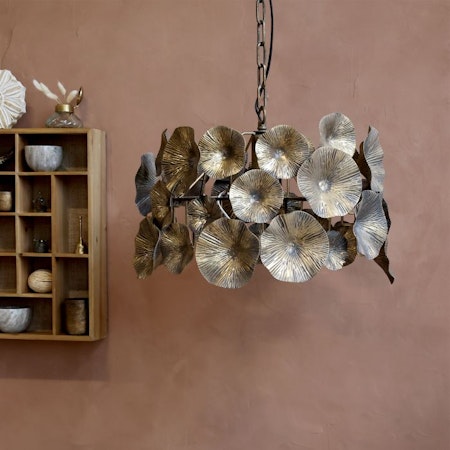 Lampa med blommig dekor