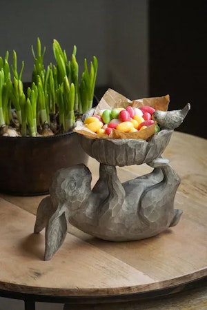 Liggande Hare Med Skål Poly