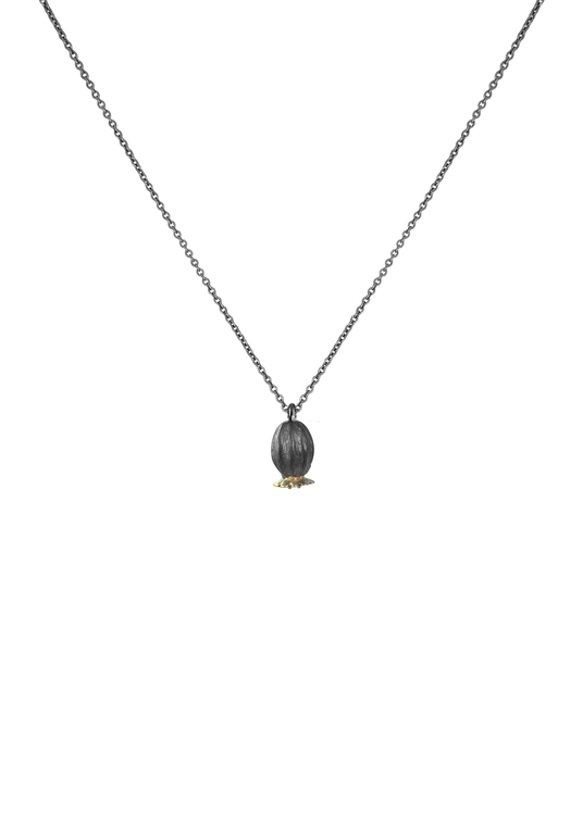 Poppy Seed halsbandet från Lotta Jewellery är ett underbart halsband i brons med detaljer i 14 k guld- och vita safirer. Den justerbara kedjan gör att halsbandet kan bäras i olika längder och det är o