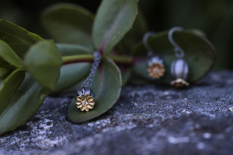 Poppy Seed halsbandet från Lotta Jewellery är ett underbart halsband i brons med detaljer i 14 k guld- och vita safirer. Den justerbara kedjan gör att halsbandet kan bäras i olika längder och det är o