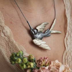 Fluttering Svallow Necklace, bronze / gold
