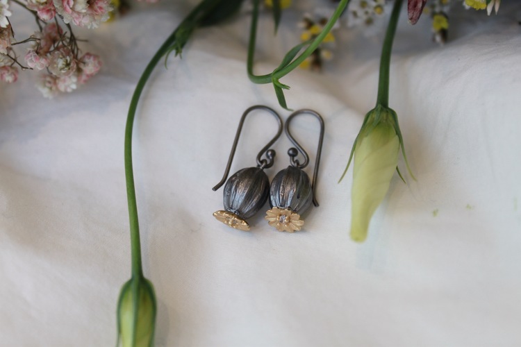 Poppy Earrings från Lotta Jewellery är tillverkade i brons och dekorerade med 14 k matt guld och glittrande vita safirer.