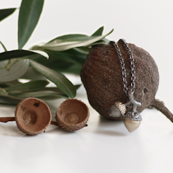 Seeds of Love Twin Acorn Halskette – Bronze