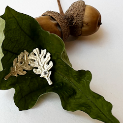 Tiny Oak Leaf Örhängen - Silver