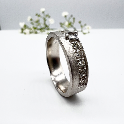 Misty Forest Shadow Ring – 18 Karat Weißgold mit Rhodium