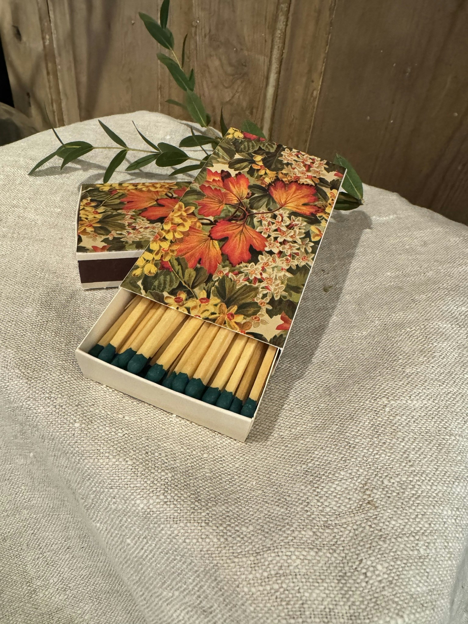 Tändstickor med höstlöv