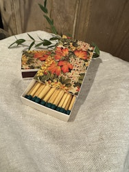 Tändstickor med höstlöv