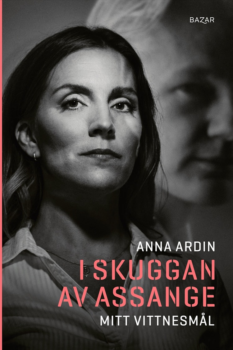 I skuggan av Assange - finns i Rutströms bokhandel