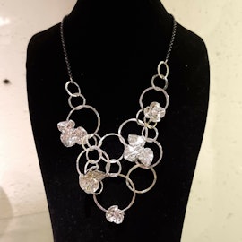 Halsband blommor
