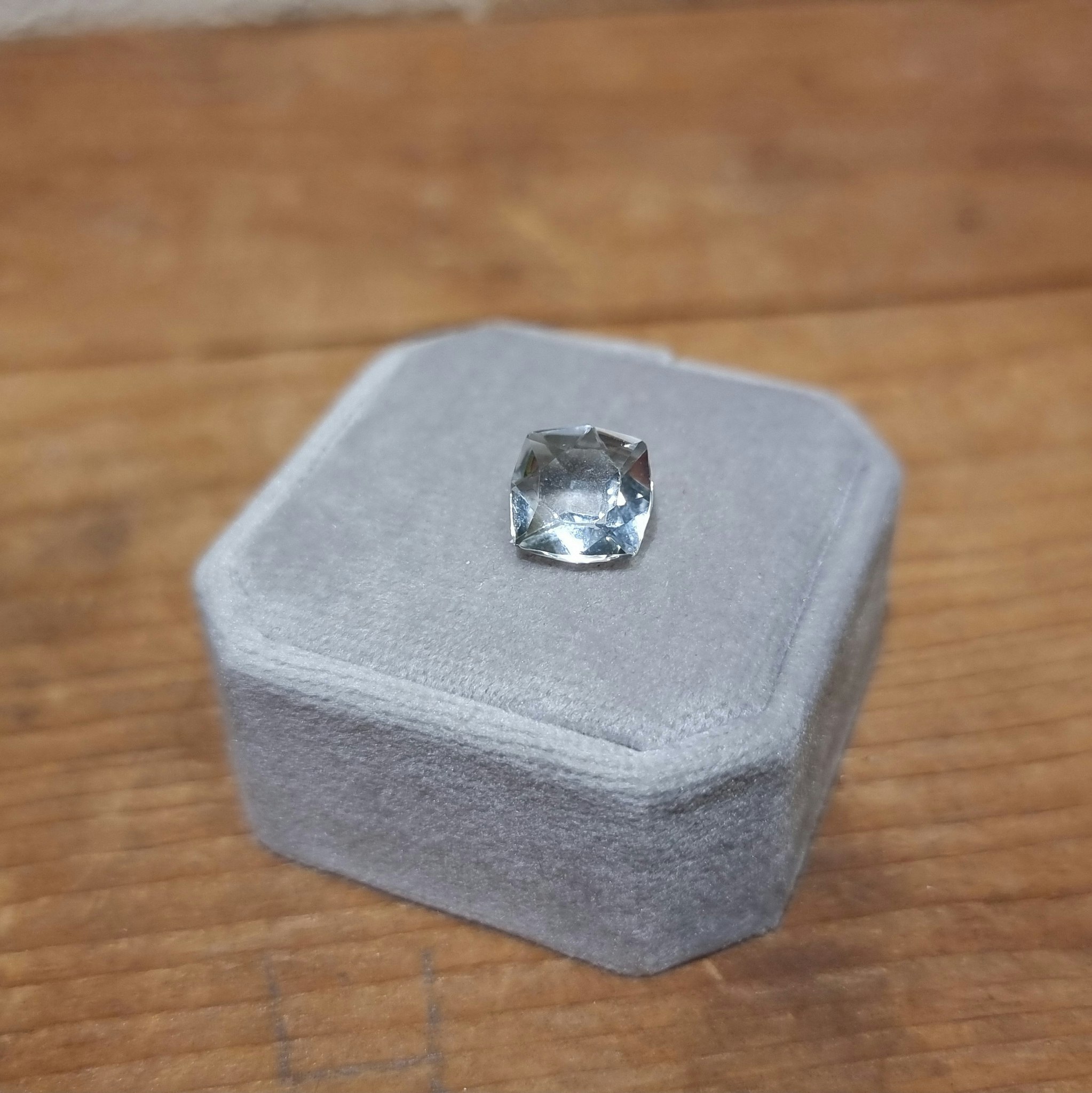 Vit Bergskristall kuddslipad med checkerboard 8mm