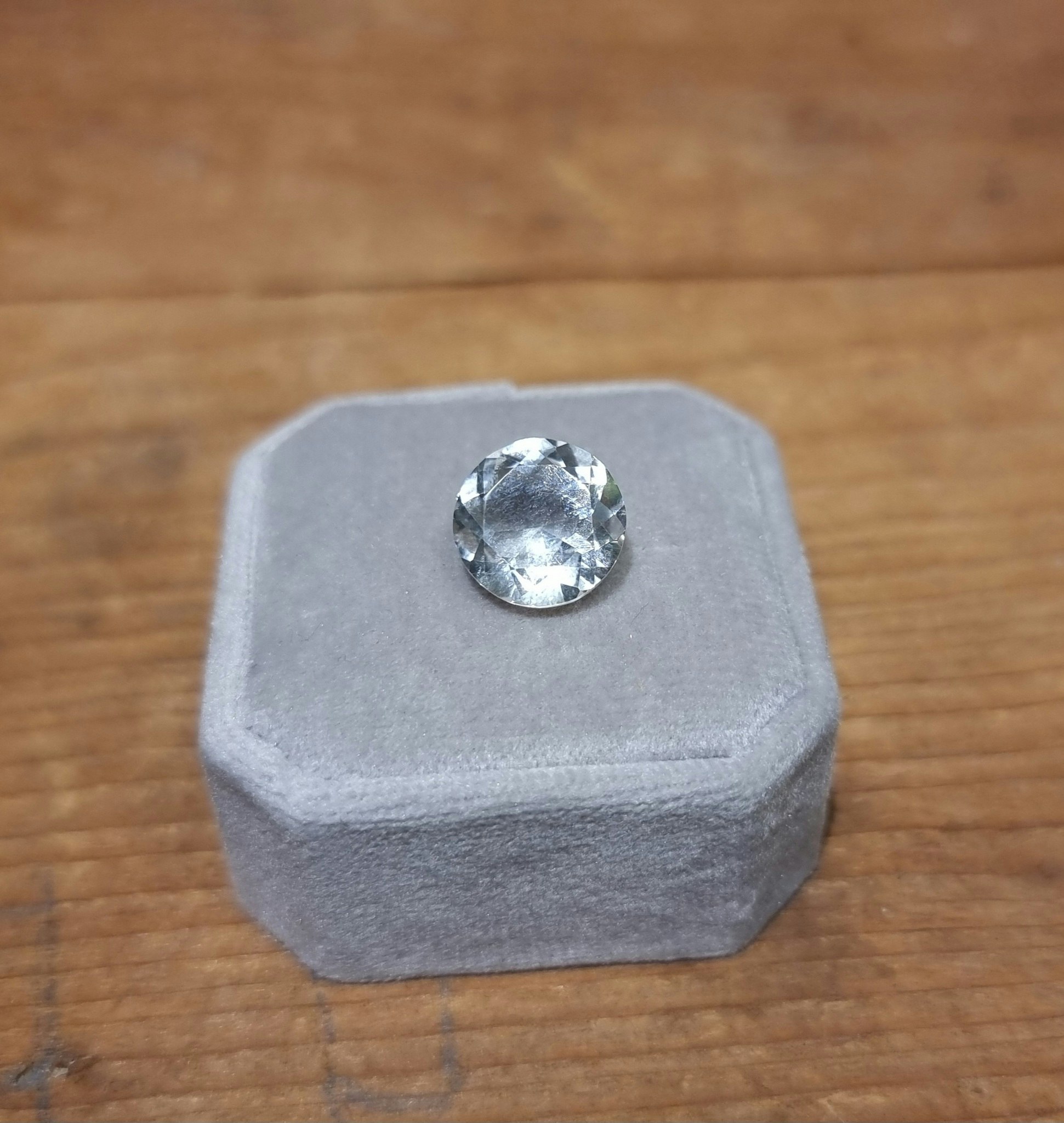 Vit klar briljantslipad bergskristall 12mm