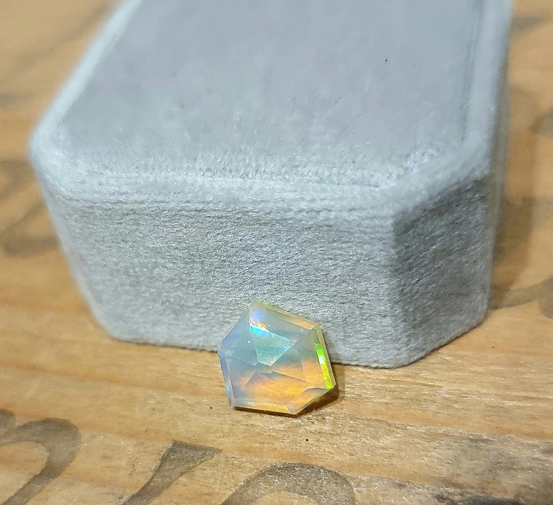 Vit specialslipad Opal Wollo 12 x 10.5 x 4.6 mm