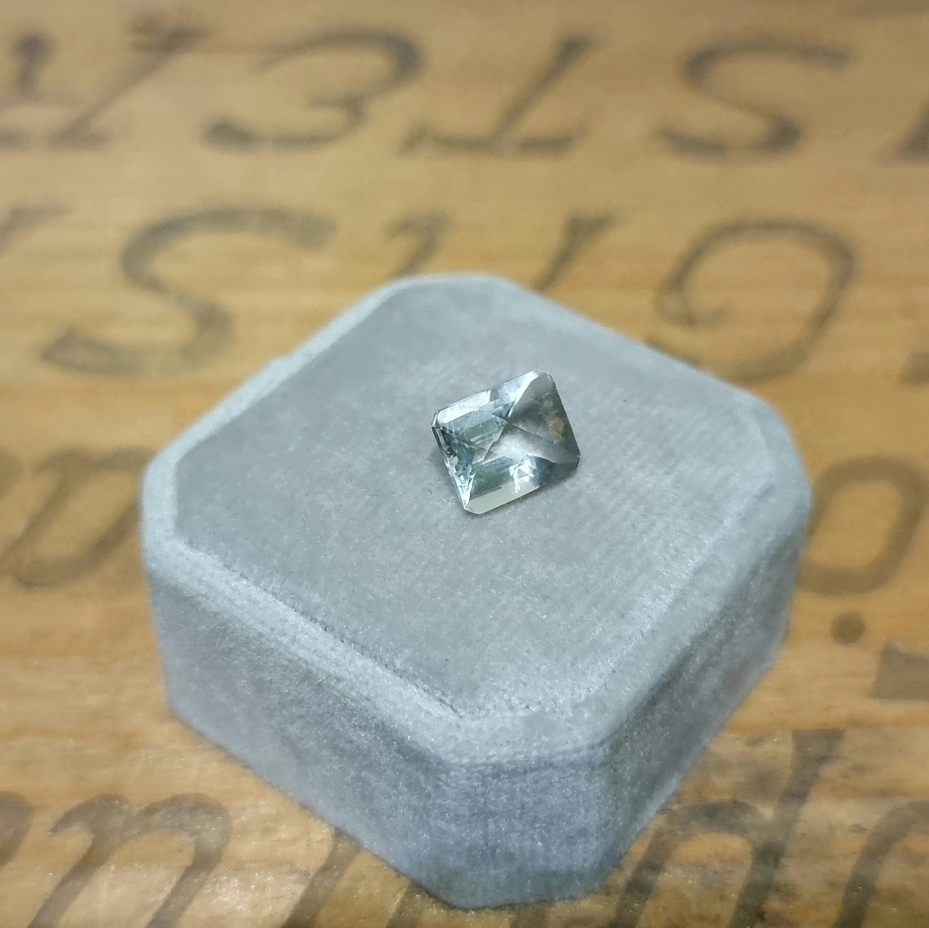 Vit rektangulär checkerboardslipad bergkristall 10×8mm