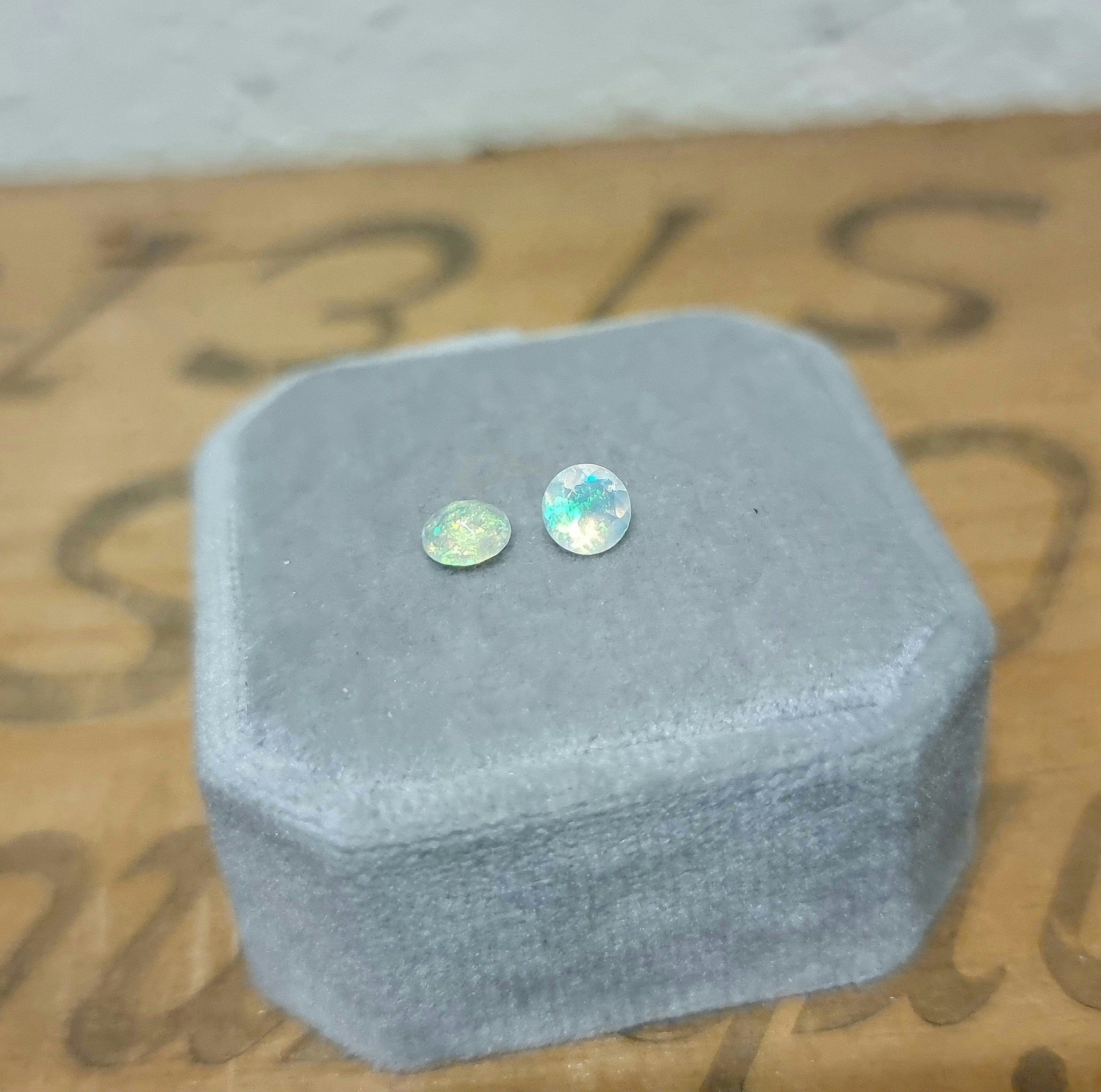 Briljantslipad vit opal 5mm