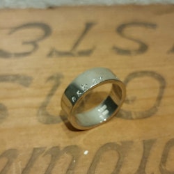 Ring med text, bred