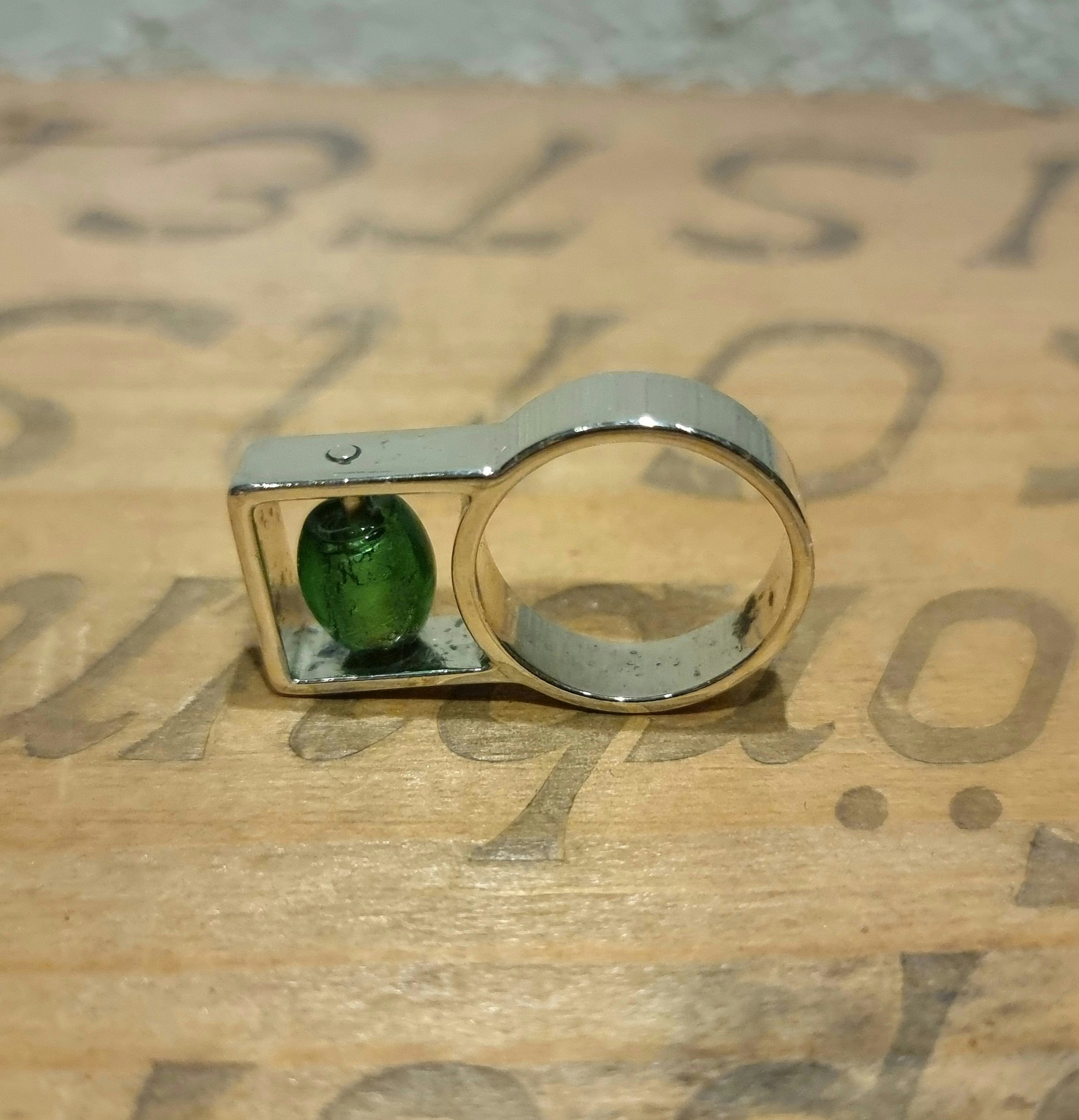 Ring med rund glaspärla