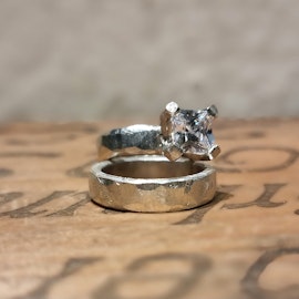 Förlovning eller vigselringar, grovfilade i silver