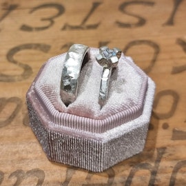 Förlovning eller vigselringar, grovfilade smala i silver