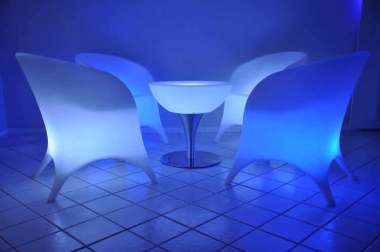 LED loungegrupp, 4 fåtöljer & bord - Uppladdningsbar