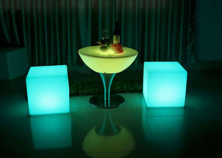 LED Lounge Set - 2 kuber + bord