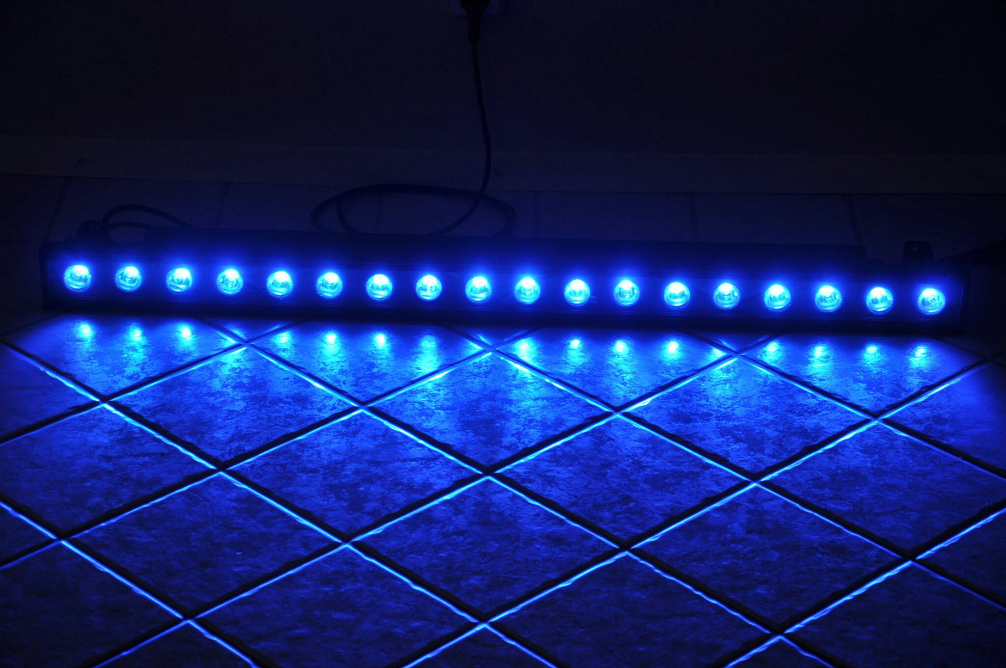 Hyr Mega Tri Bar 18 x LEDs 3W Wallwasher - 1 meter