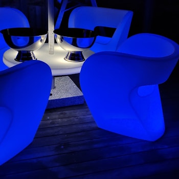 Paket med LED möbler - Fåtöljer, bord, bardisk + parasoll