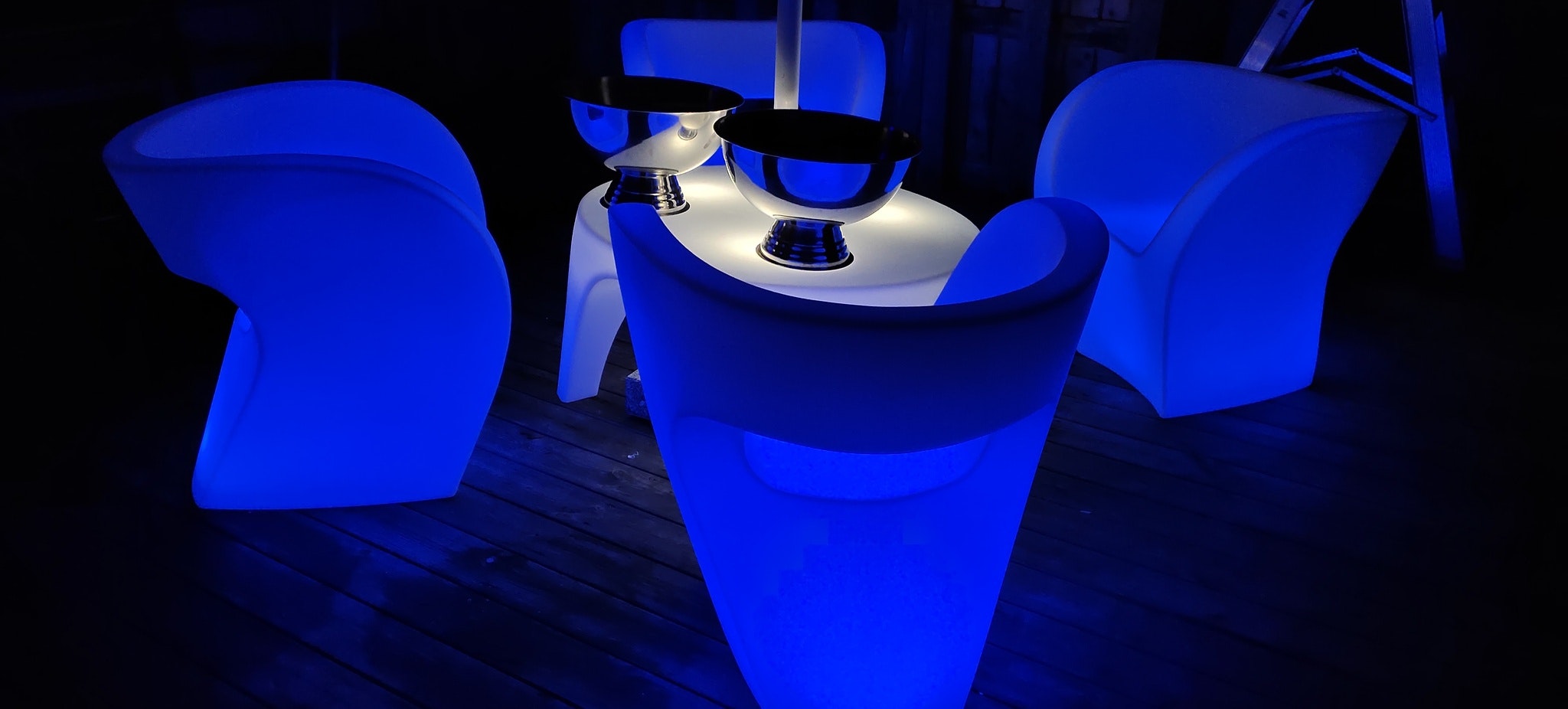 Paket med LED möbler - Fåtöljer, bord, bardisk + parasoll