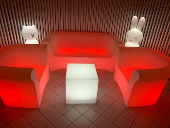 LED soffgrupp med fåtöljer och bord