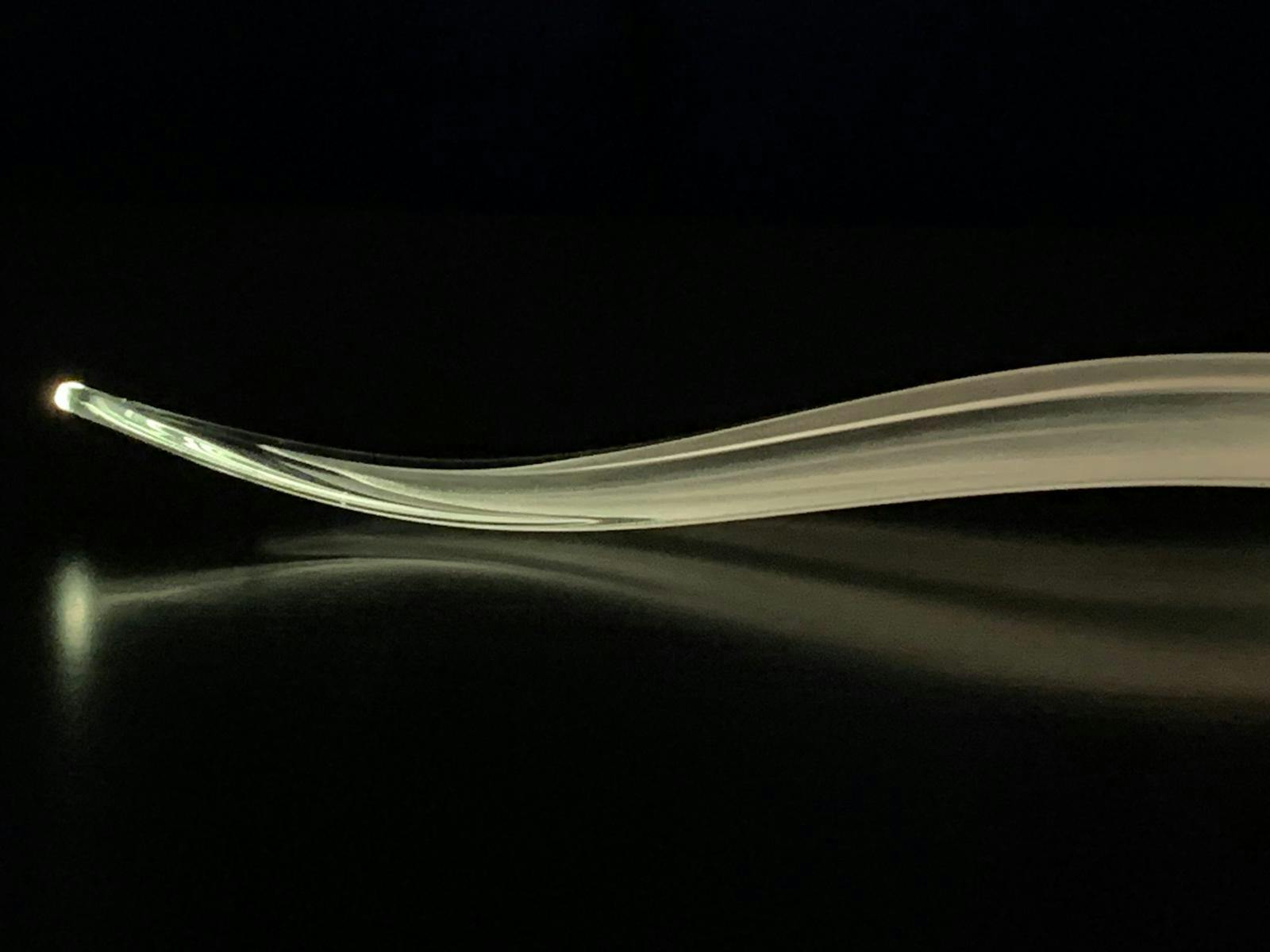 Hyr handblåst våg i kristallglas för bordsdekoration - 96 cm