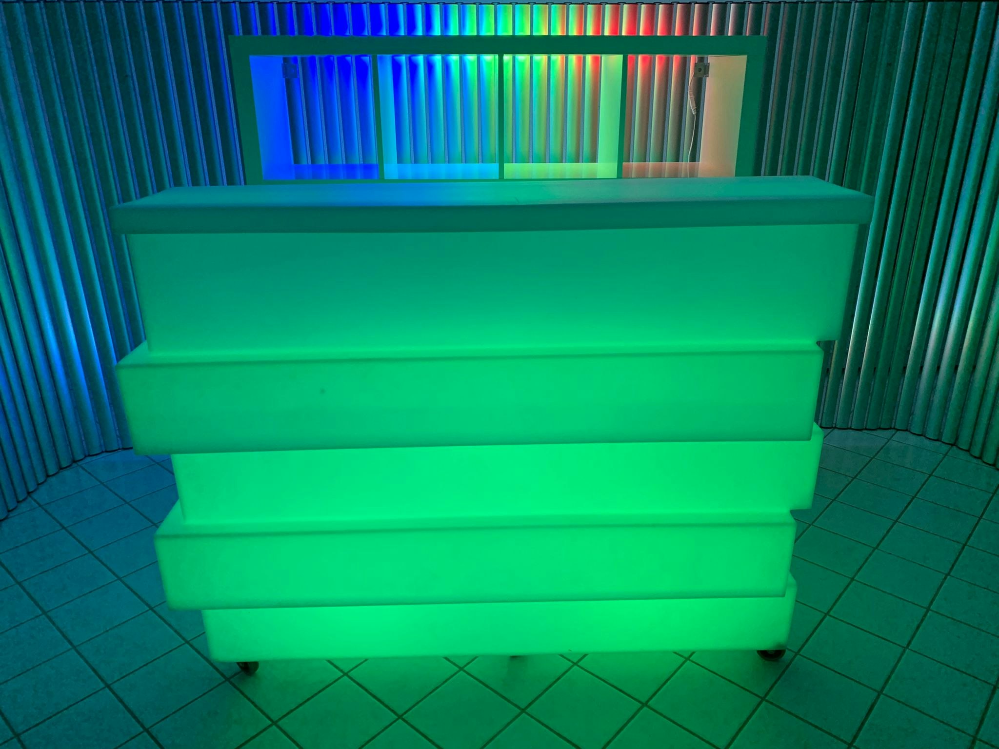 Hyr Pedrali Tetris bardisk med iskylare - Uppladdningsbar Multi LED