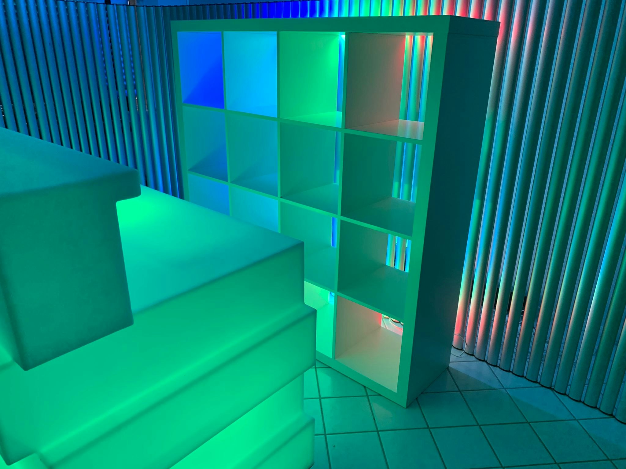 Hyr Pedrali Tetris bardisk med iskylare - Uppladdningsbar Multi LED