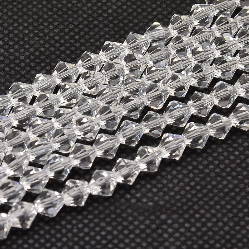 Glaspärlor bicones 4mm transparent sträng