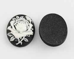 Cabochon vit ros på svart botten styckvis