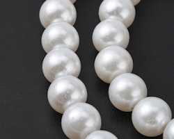 10mm pearlized glaspärlor på sträng vit
