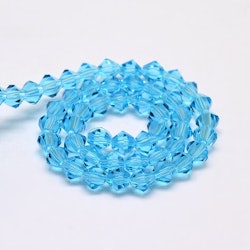 3090 Glaspärlor bicones 6mm på sträng transparent deep sky blue