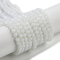 3147 Fasetterad rund glaspärlor 4mm opaque vit