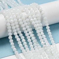 3147 Fasetterad rund glaspärlor 4mm opaque vit
