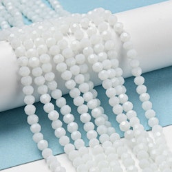 3147 Fasetterad rund glaspärlor 4mm opaque vit