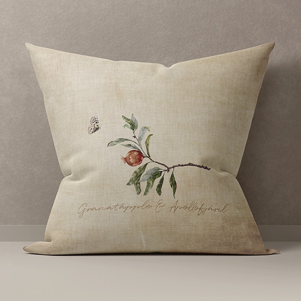 Kuddfodral "Granatäpple & Apollofjäril" Beige – GOTS-certifierad bomull 50*50 cm