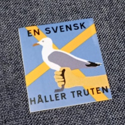 En Svensk Håller Truten - Klistermärke