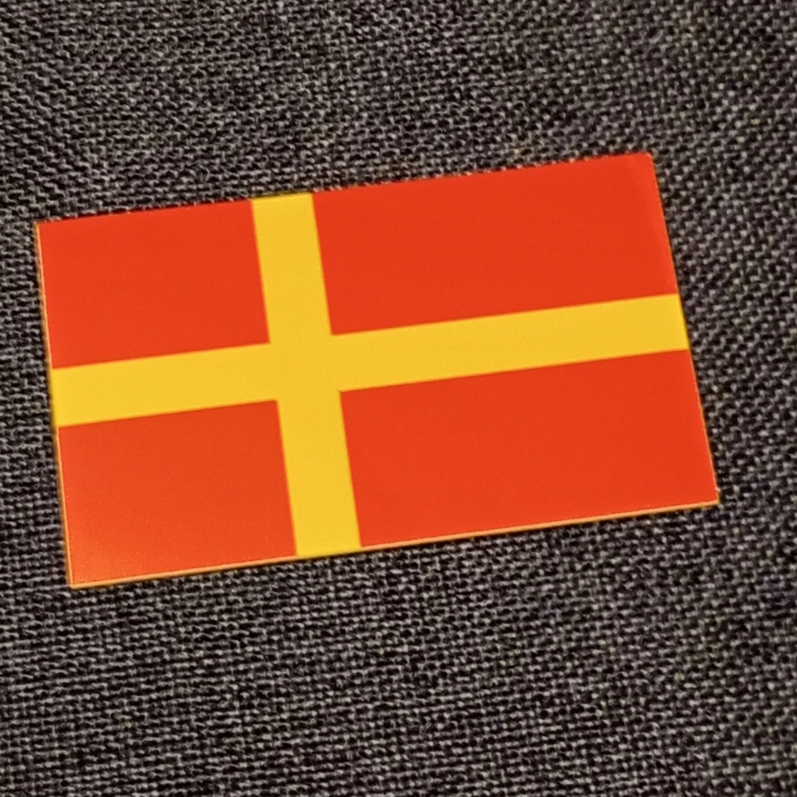 Skånes flagga (L) - Klistermärke