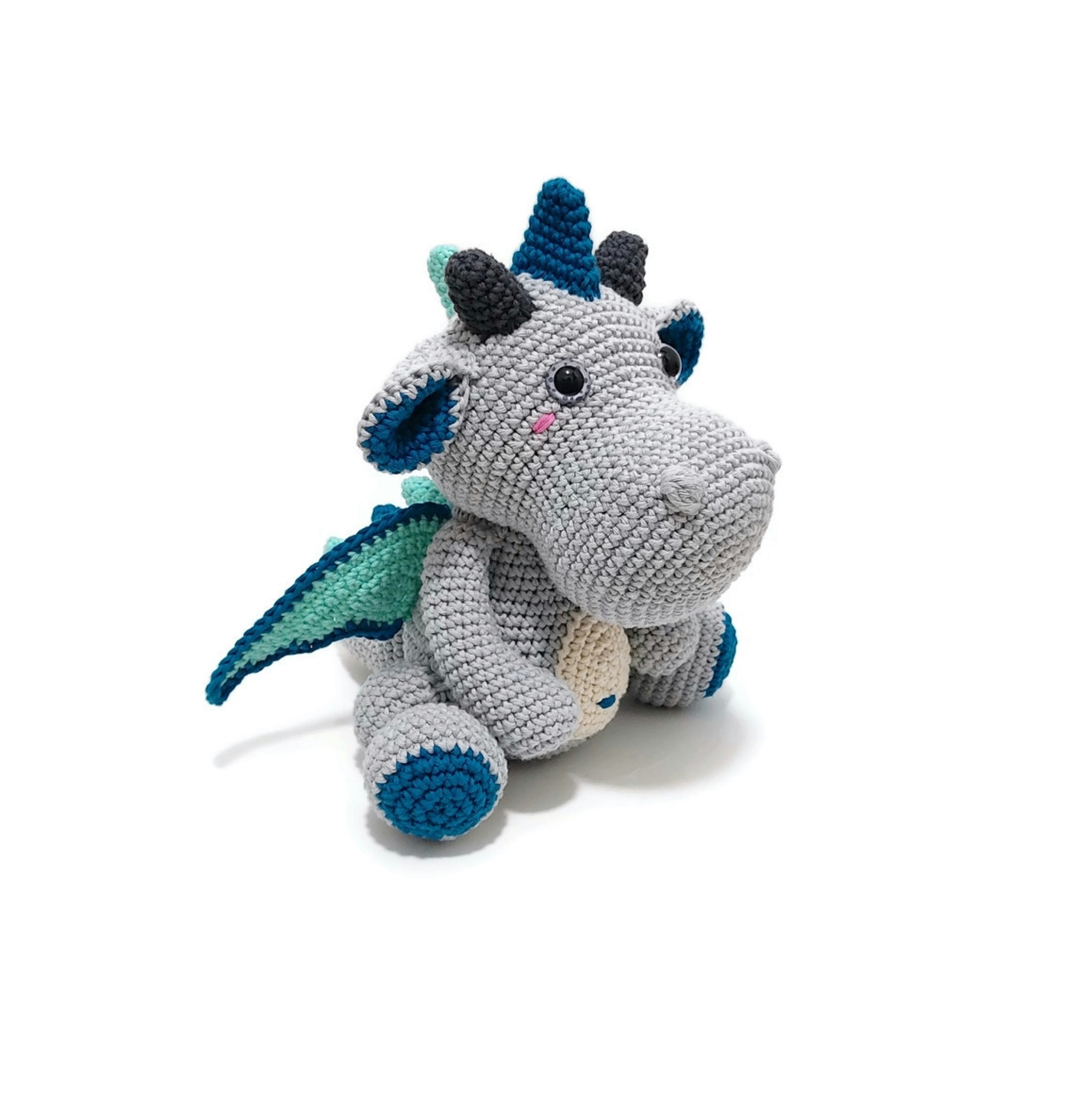 Amigurumi kit Grå drake • Dragon Magi • Virkset gosedjur • DIY-kit • Crochetbykim