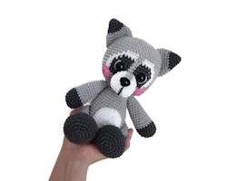 Amigurumi kit Smokey Tvättbjörn • Raccoon • Virkset gosedjur • DIY-kit • Crochetbykim