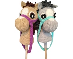 VIRKMÖNSTER Käpphäst Hazel • Hobby horse • amigurumi virkbeskrivning • crochetbykim • PDF