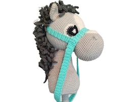 VIRKMÖNSTER Käpphäst Hazel • Hobby horse • amigurumi virkbeskrivning • crochetbykim • PDF