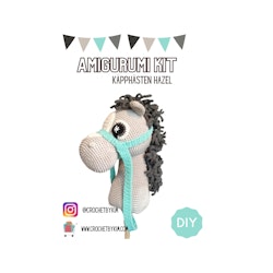 Amigurumi kit Ljusgrå käpphäst • Hazel hobby horse • Virkset gosedjur • DIY-kit • Crochetbykim