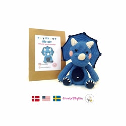 DIY kit Blå Triceratops • Dinosaurie • Virkset gosedjur • Crochetbykim