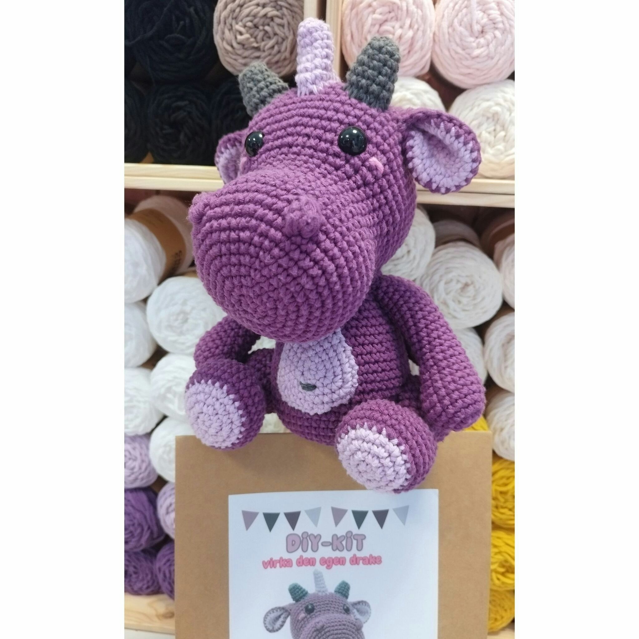 DIY kit Lila drake • Dragon Magi • Virkset gosedjur • DIY-kit • Crochetbykim