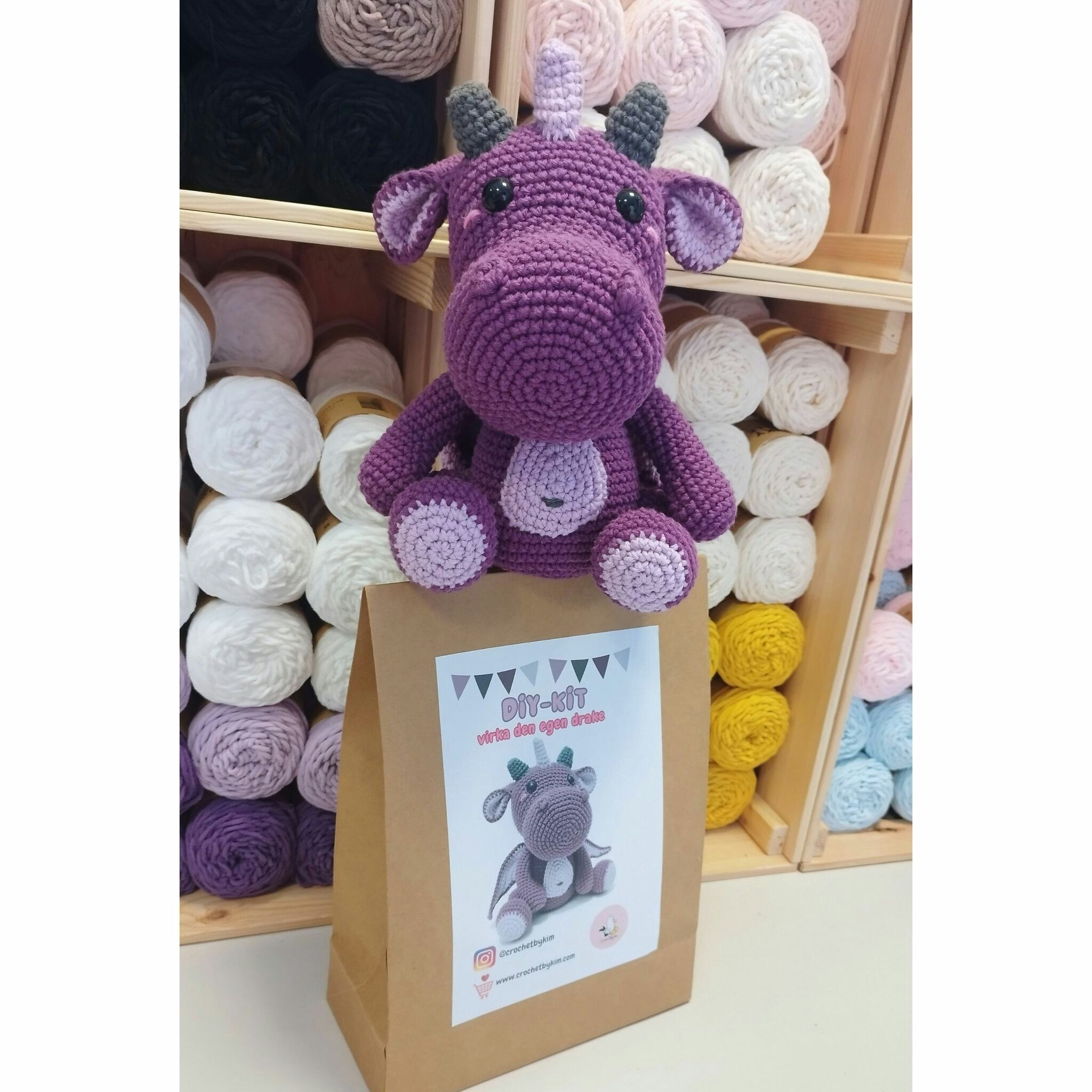 DIY kit Lila drake • Dragon Magi • Virkset gosedjur • DIY-kit • Crochetbykim